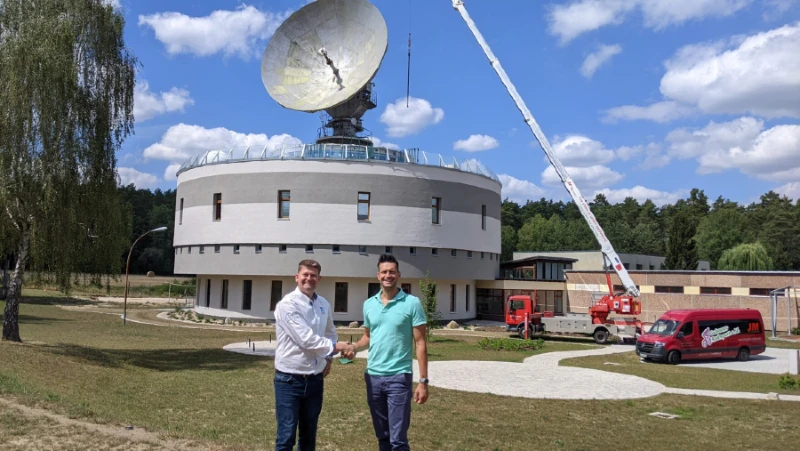Two representatives standing outside the SENSYS headquarters in Bad Saarow.